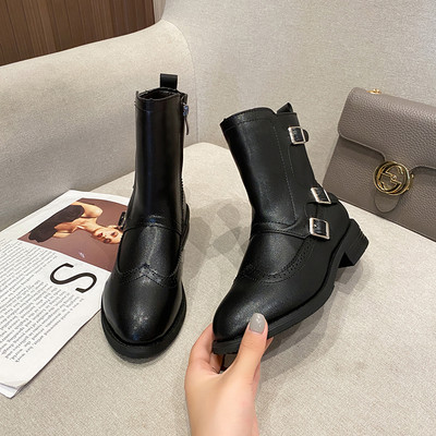 Alkalmi női csizma lapos talppal és csattal