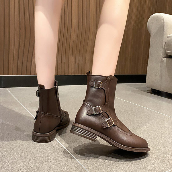 Alkalmi női csizma lapos talppal és csattal