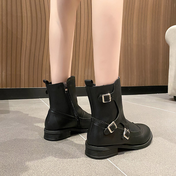 Alkalmi női csizma lapos talppal és csattal