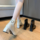 Öko bőrből készült modern női csizma csattal és 5 cm-es szögletes sarokkal