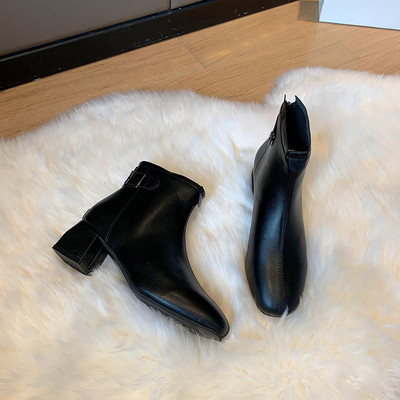 Öko bőrből készült modern női csizma csattal és 5 cm-es szögletes sarokkal