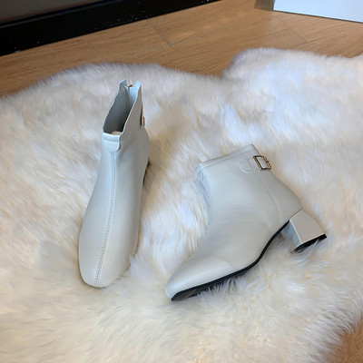 Öko bőrből készült modern női csizma csattal és 5 cm-es szögletes sarokkal