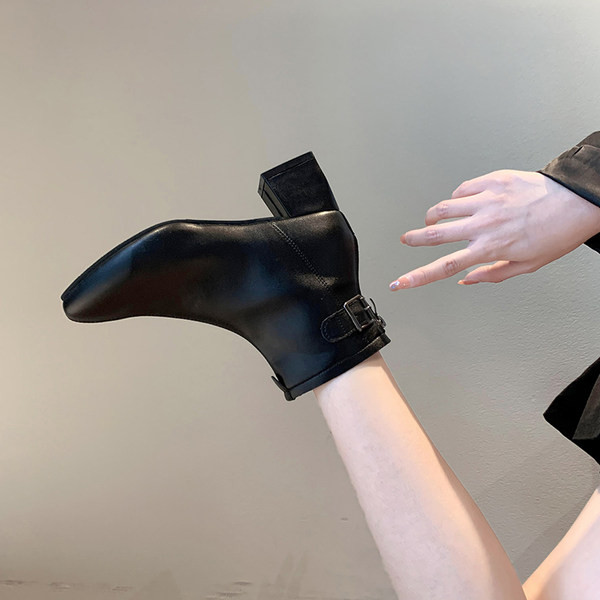 Öko bőrből készült modern női csizma csattal és 5 cm-es szögletes sarokkal