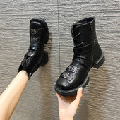 Lapos talpú, fűzős és csattal ellátott női csizma kétféle modellben