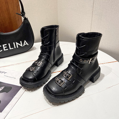 Lapos talpú, fűzős és csattal ellátott női csizma kétféle modellben