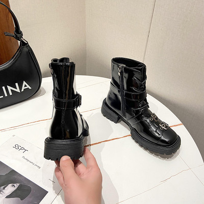 Lapos talpú, fűzős és csattal ellátott női csizma kétféle modellben