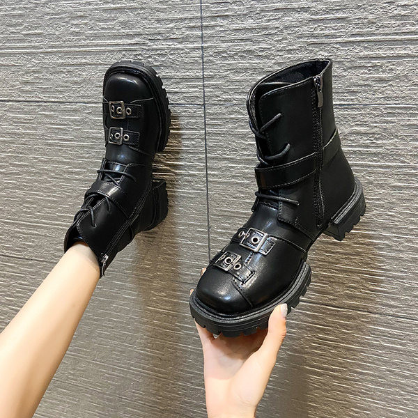 Lapos talpú, fűzős és csattal ellátott női csizma kétféle modellben