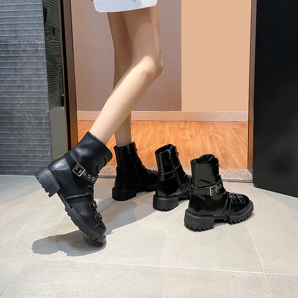 Lapos talpú, fűzős és csattal ellátott női csizma kétféle modellben