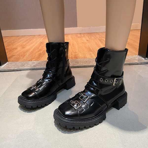 Lapos talpú, fűzős és csattal ellátott női csizma kétféle modellben