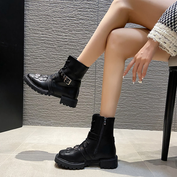 Lapos talpú, fűzős és csattal ellátott női csizma kétféle modellben