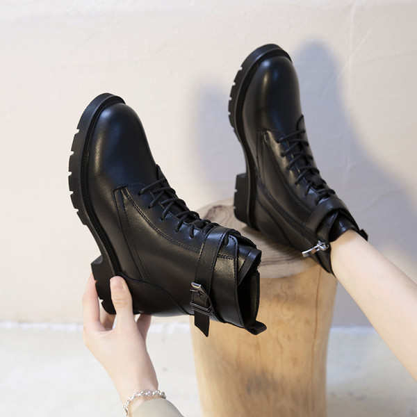 Ženske čizme od umjetne kože s pertlama u crnoj boji