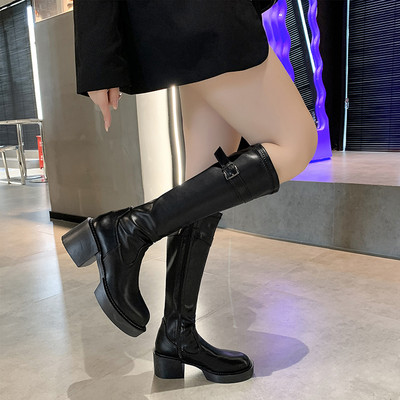 Novi model ženskih čizama na petu i kopču