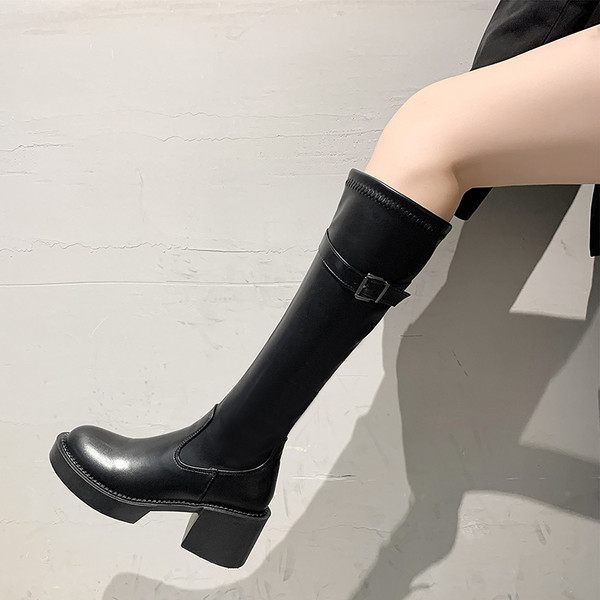 Novi model ženskih čizama na petu i kopču