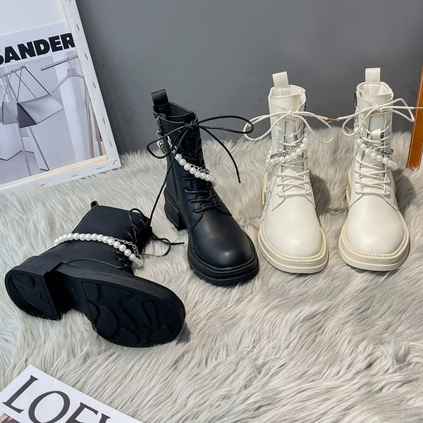 Moodsad pärlite ja metallketiga naiste saapad