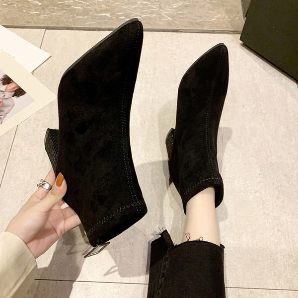 Öko-seemisnahast moodsad terava otsaga saapad