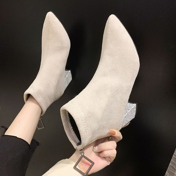 Öko-seemisnahast moodsad terava otsaga saapad