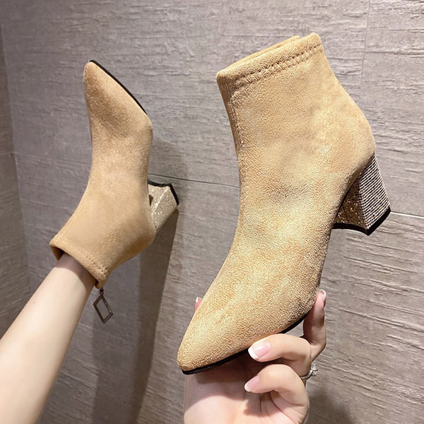 Öko-seemisnahast moodsad terava otsaga saapad