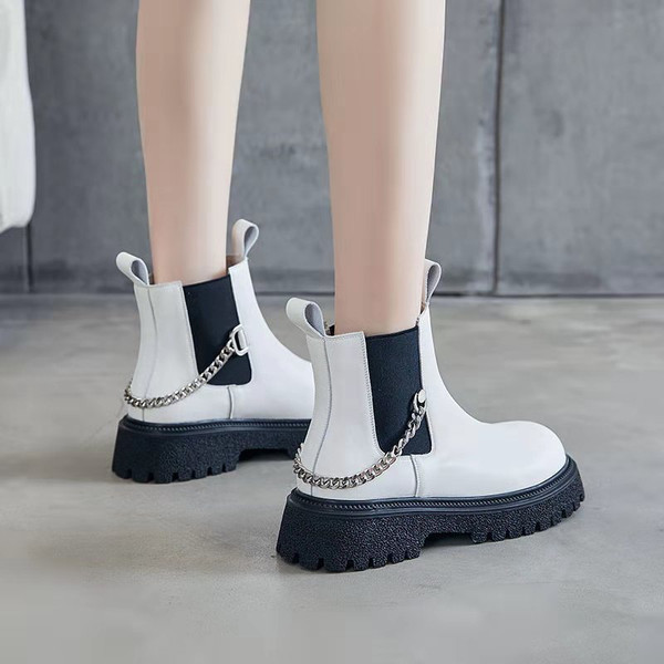 Alkalmi csizma fém lánccal - nőknek