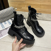 Bőr női csizma fém lánccal