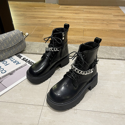 Bőr női csizma fém lánccal