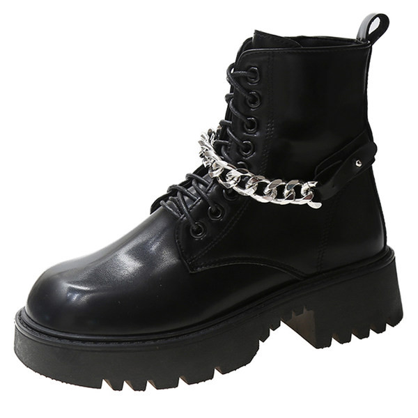 Bőr női csizma fém lánccal