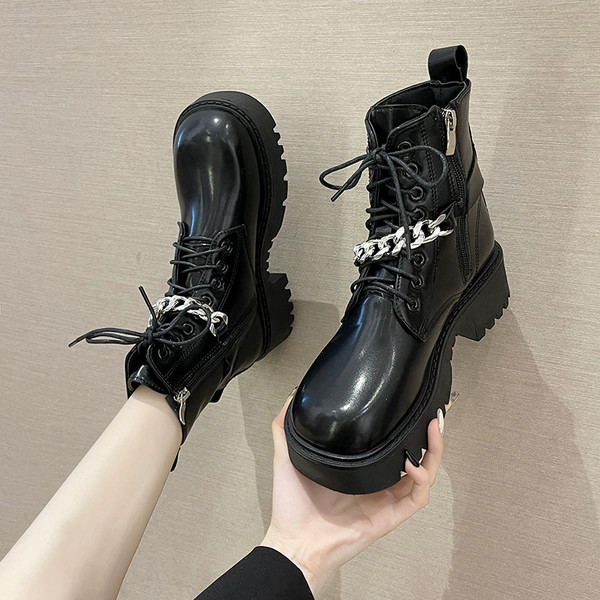 Bőr női csizma fém lánccal