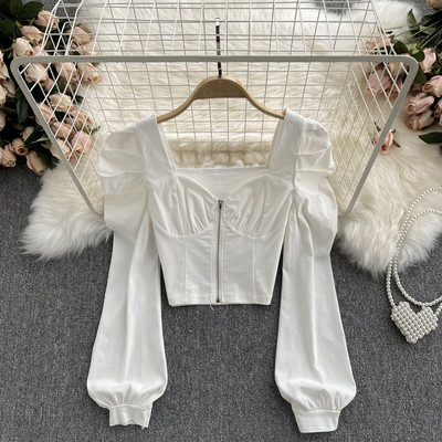 Uut mudelit kandilise kaelusega ja lukuga naiste pluus