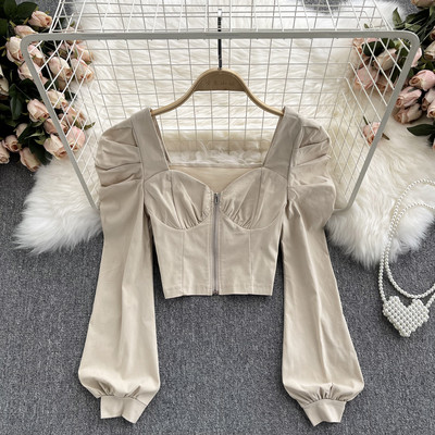 Uut mudelit kandilise kaelusega ja lukuga naiste pluus