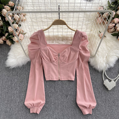 Uut mudelit kandilise kaelusega ja lukuga naiste pluus