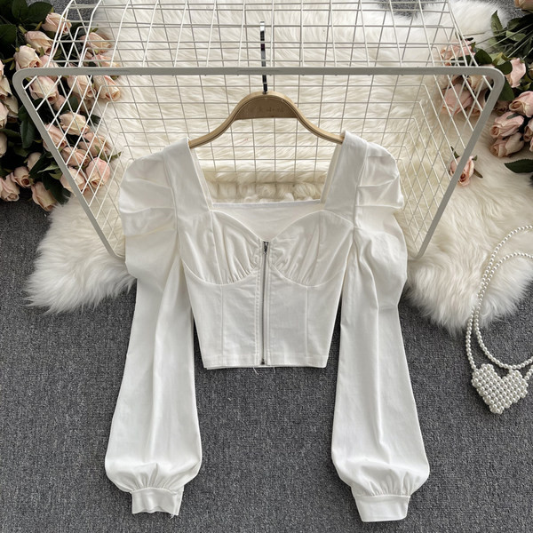 Uut mudelit kandilise kaelusega ja lukuga naiste pluus