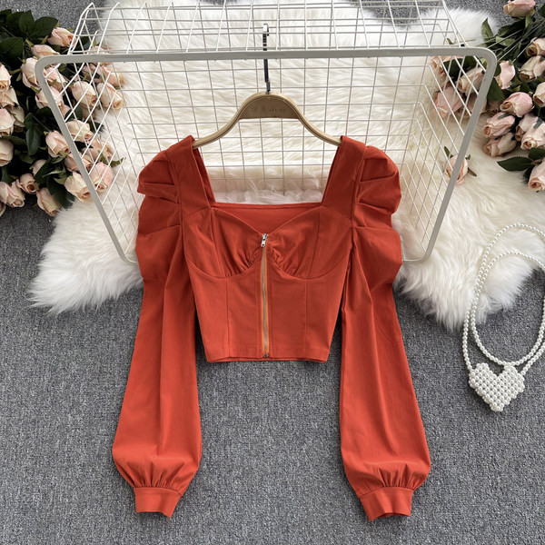 Uut mudelit kandilise kaelusega ja lukuga naiste pluus