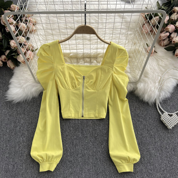 Uut mudelit kandilise kaelusega ja lukuga naiste pluus