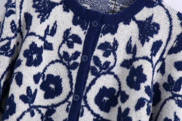 Őszi mellény virágmintával és gombokkal