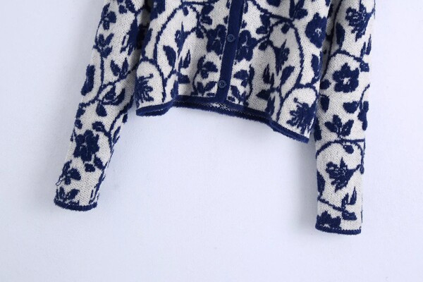 Őszi mellény virágmintával és gombokkal