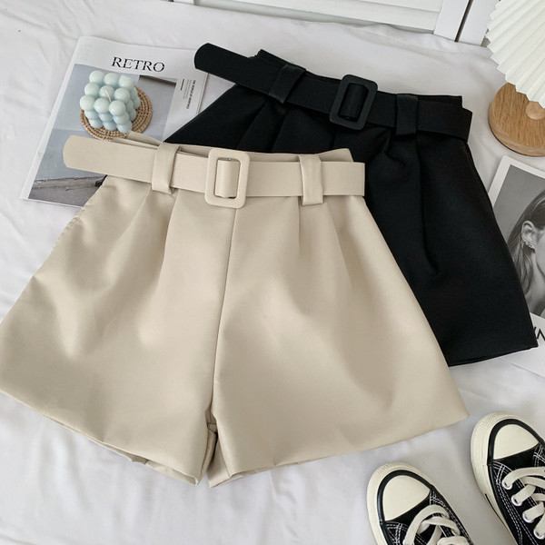 Moodsad naiste lühikesed püksid kunstnahast - vööga