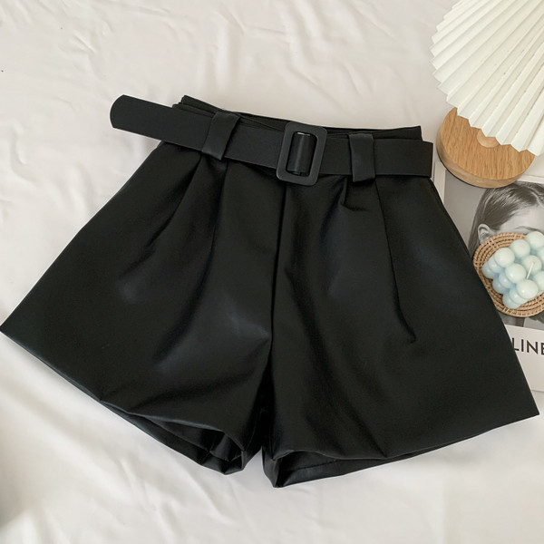 Moodsad naiste lühikesed püksid kunstnahast - vööga