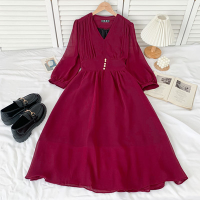 Moodne naistelõikeline spitsikaelusega kleit