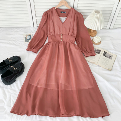 Moodne naistelõikeline spitsikaelusega kleit