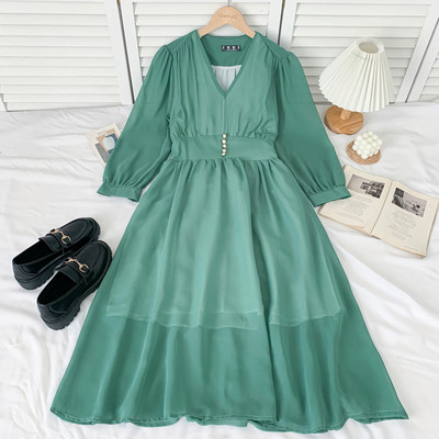 Moodne naistelõikeline spitsikaelusega kleit