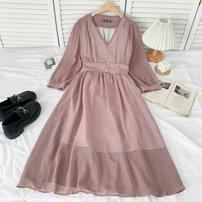 Moodne naistelõikeline spitsikaelusega kleit