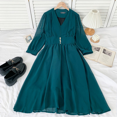 Moodne naistelõikeline spitsikaelusega kleit