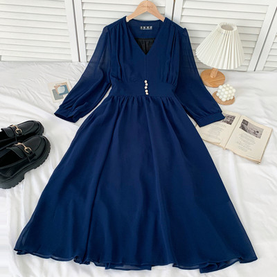 Moodne naistelõikeline spitsikaelusega kleit