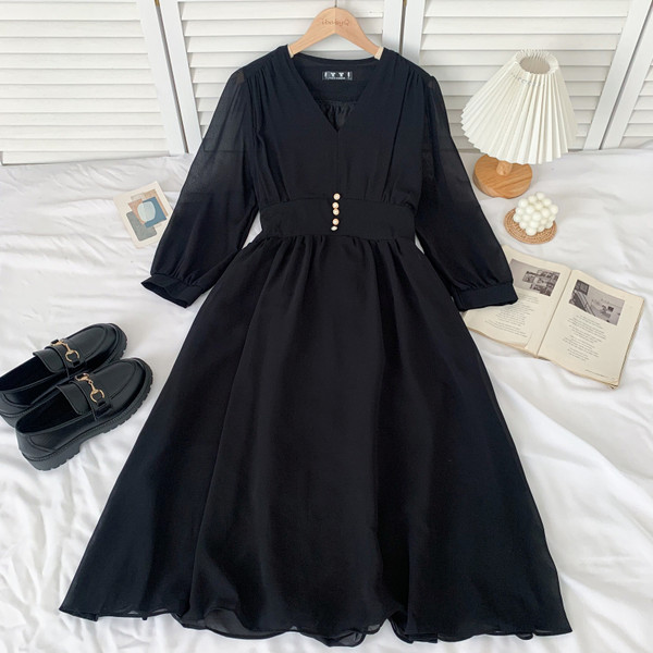 Moodne naistelõikeline spitsikaelusega kleit