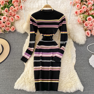 Naiste velvetist kleit ovaalse kaelusega