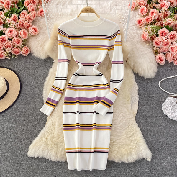 Naiste velvetist kleit ovaalse kaelusega