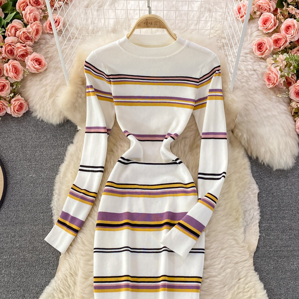 Naiste velvetist kleit ovaalse kaelusega