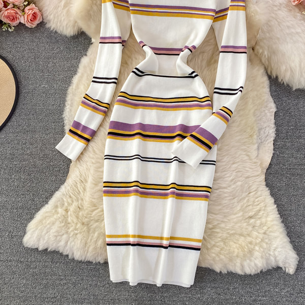 Naiste velvetist kleit ovaalse kaelusega