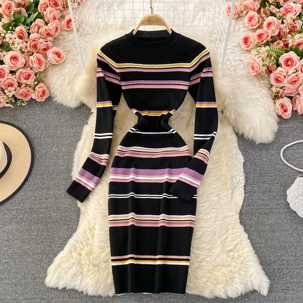 Naiste velvetist kleit ovaalse kaelusega