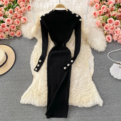 Női ruha ovális nyakkivágással és gombokkal