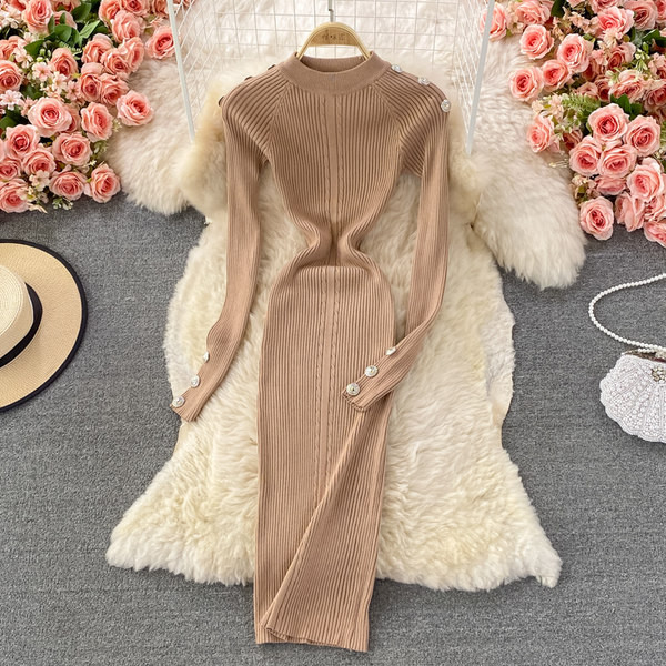 Női ruha ovális nyakkivágással és gombokkal